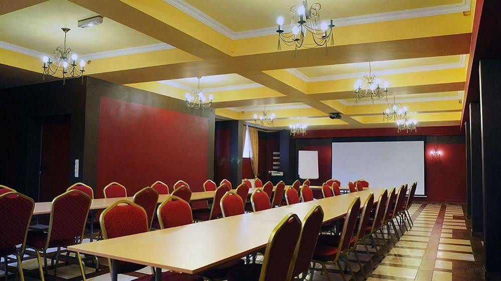 Rzezawa Hotel Kasztel מראה חיצוני תמונה